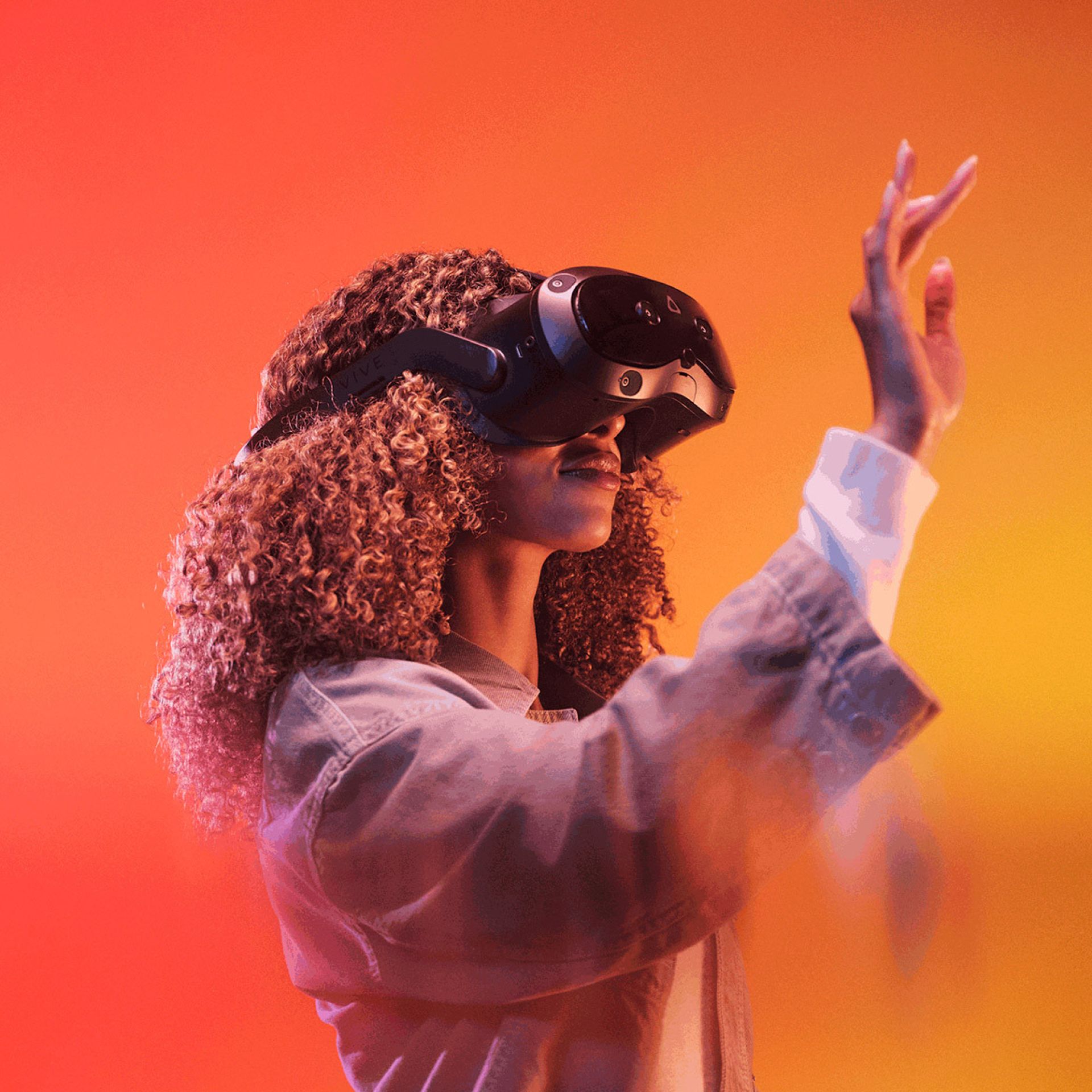 Femme avec un casque de réalité virtuelle